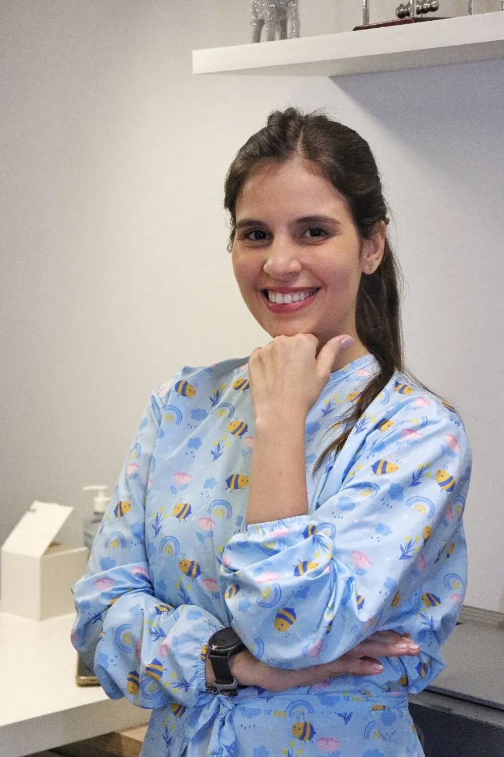 Ana Bessa - Odontopediatra em Taubaté Ana Bessa - Odontopediatra em Taubaté atendendo criança